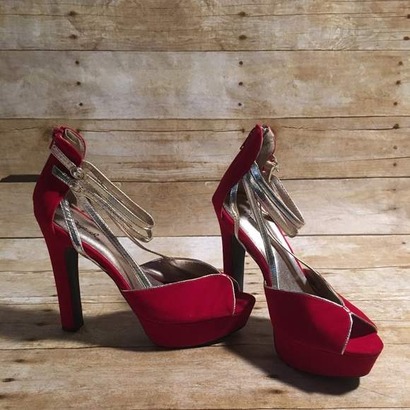 Red and gold velvet peep toe Qupid heels - Picture 1 of 5